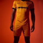 Kid's Wolverhampton Wanderers 2026/27 Home Shorts - Gold
